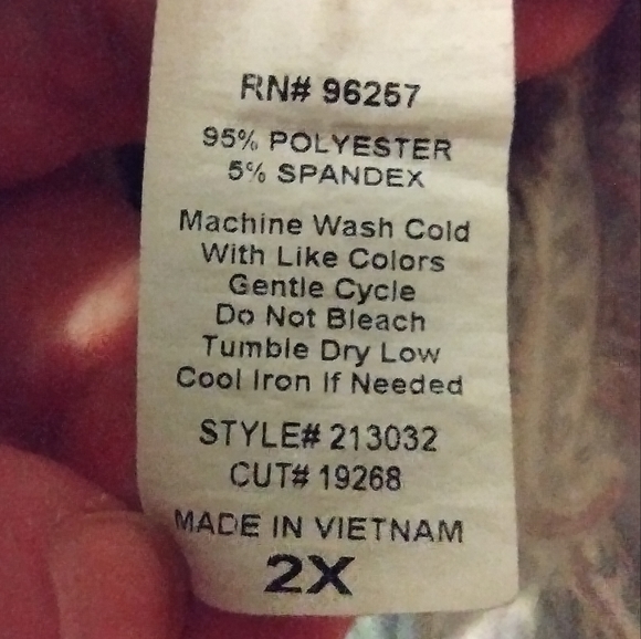 Plus size women's blouse. Size 2X - Picture 2 of 2